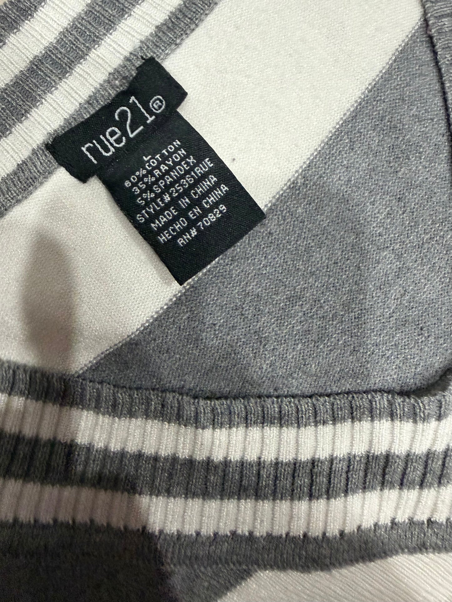 (L) 2000s rue21 grey & white striped fitted long sleeve top