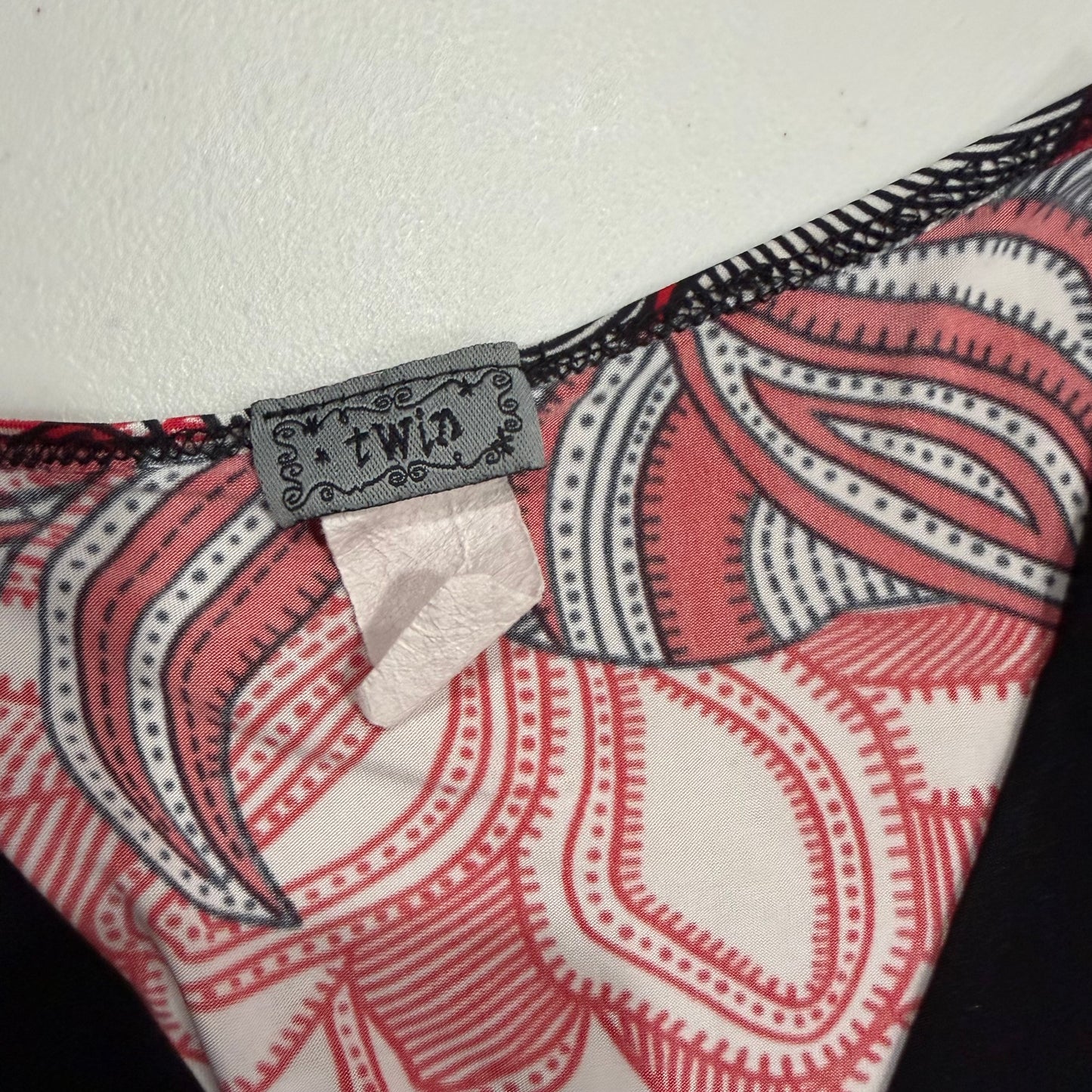 (L) EARLY 2000s/Y2K red & black charm detail tie up top