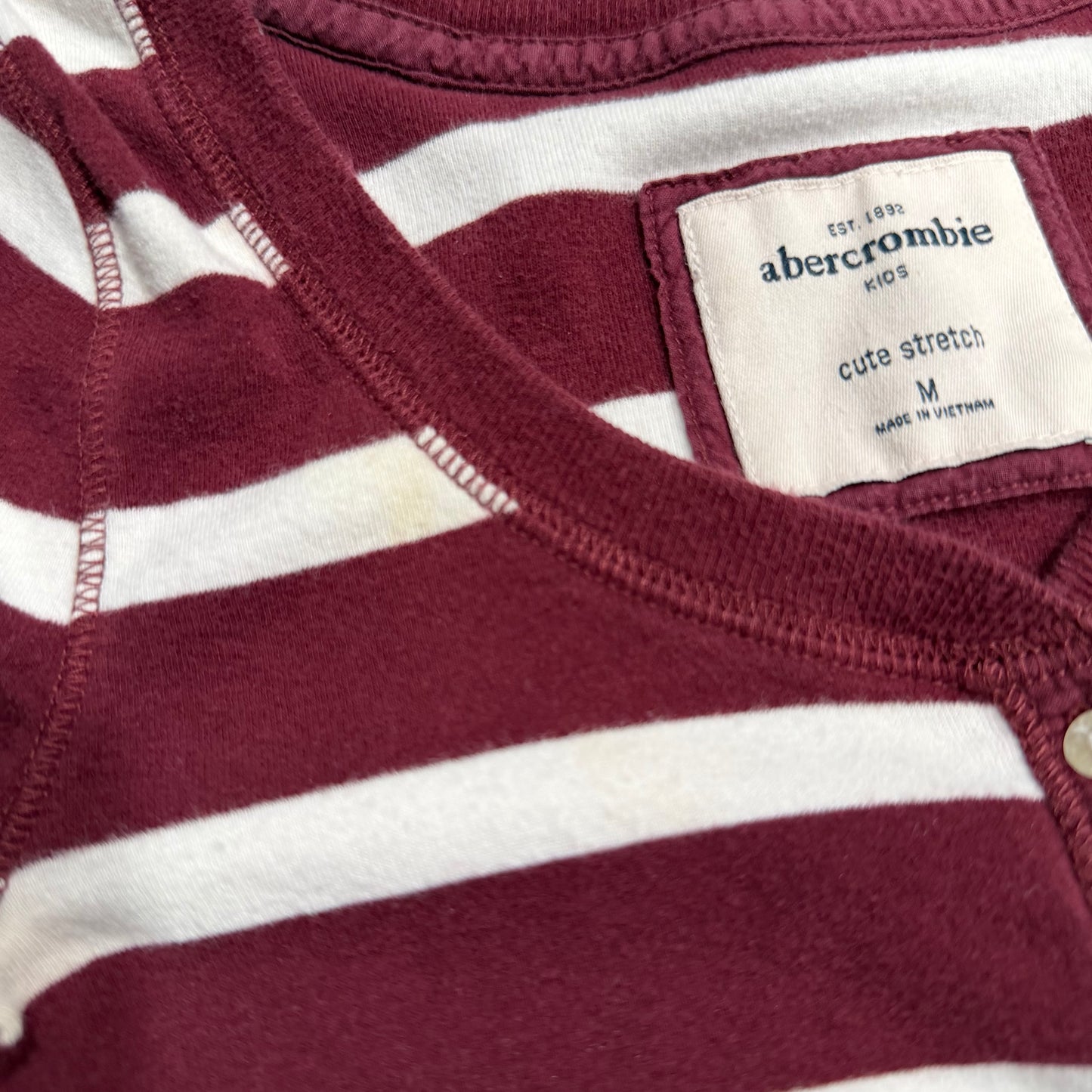 (XS) 2000s abercrombie & fitch henley style striped maroon top