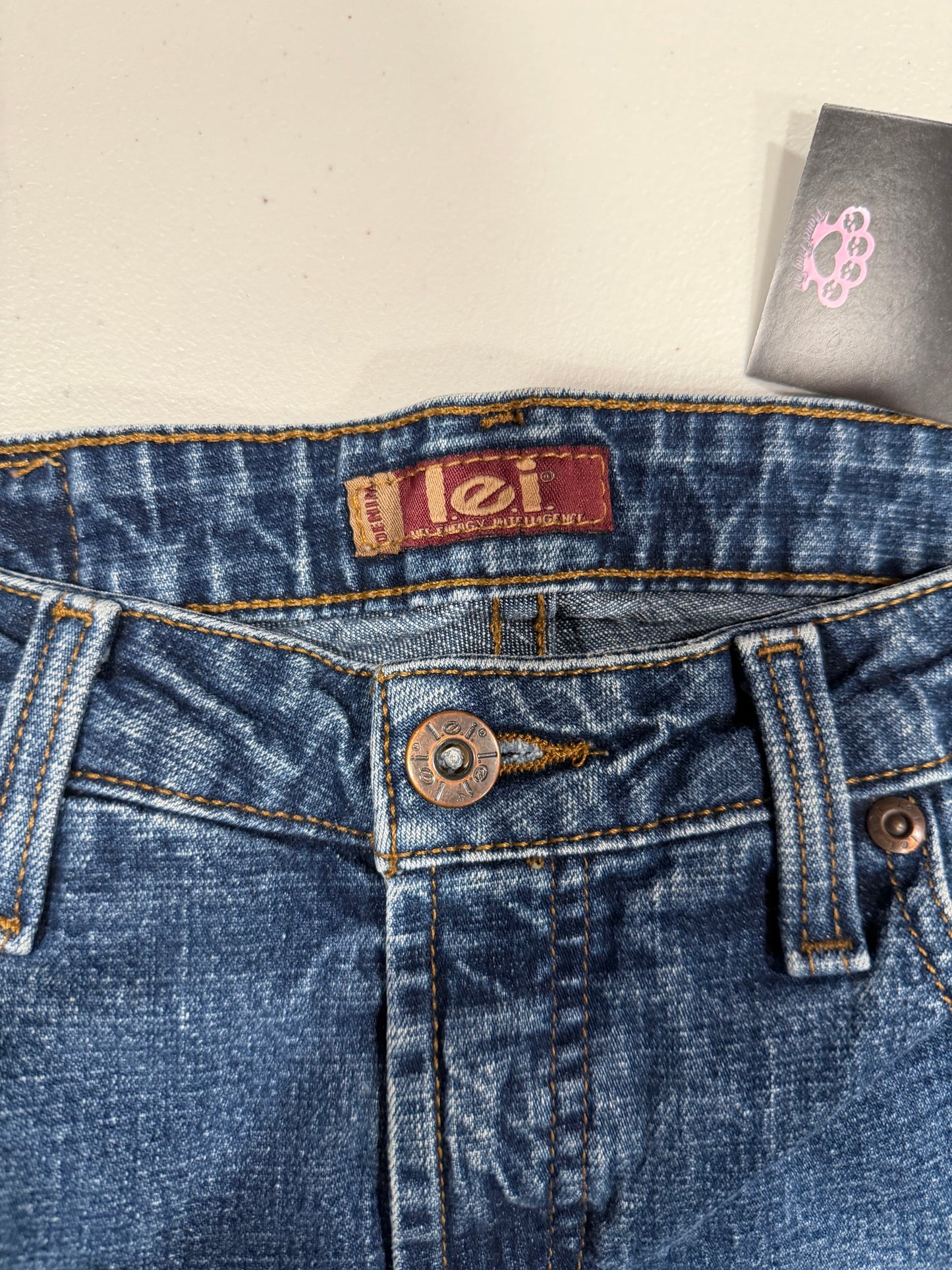 (28”) vintage lei flared jeans