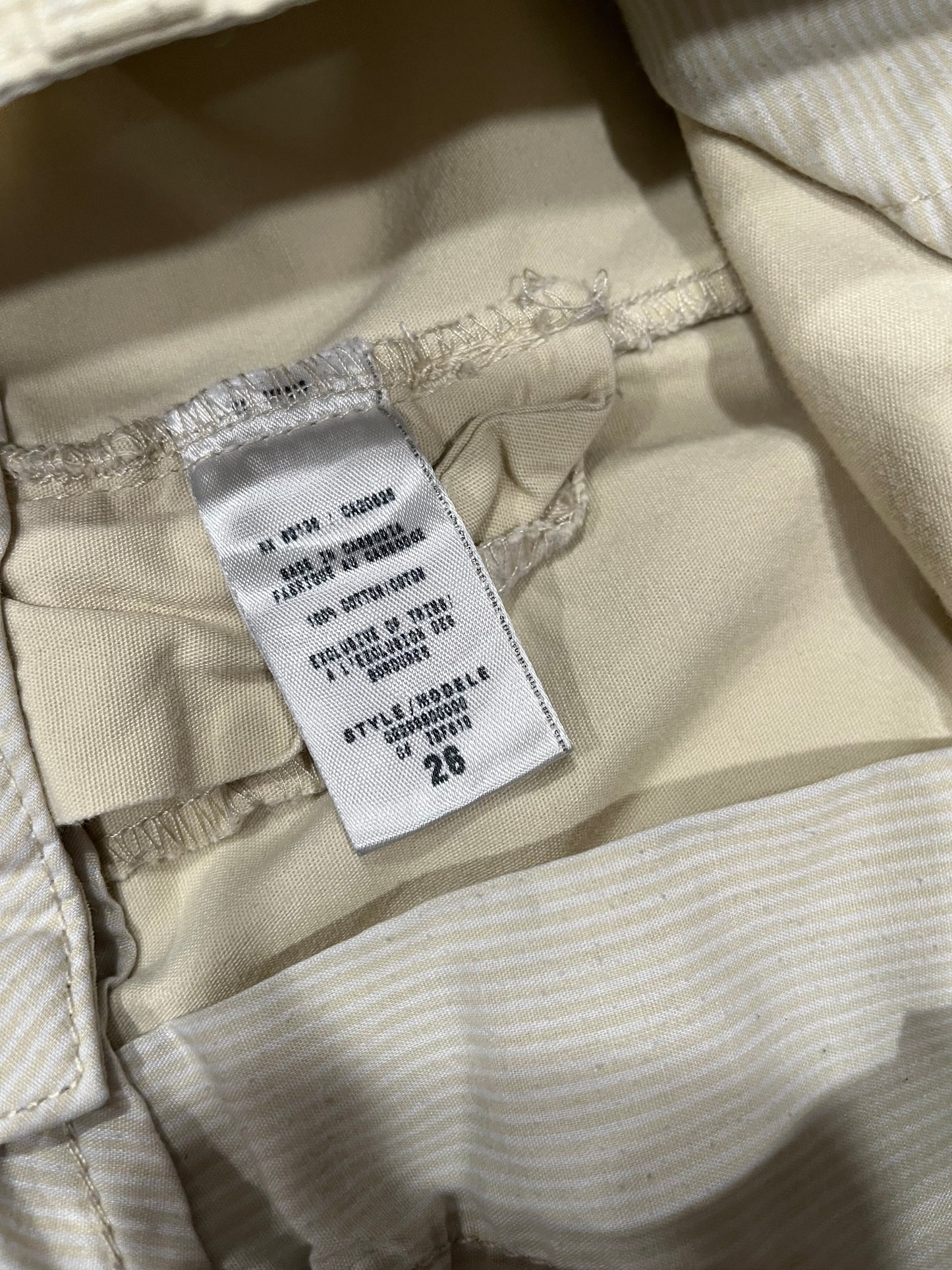 (28/30) 2000s Guess Khaki Shorts