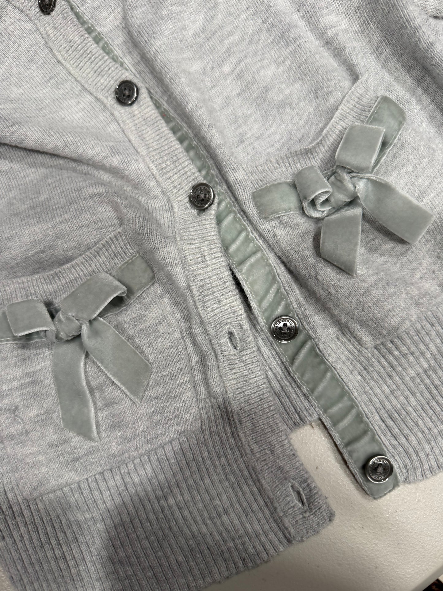 (S) 2000s abercrombie & fitch bow pocket gray button cardigan