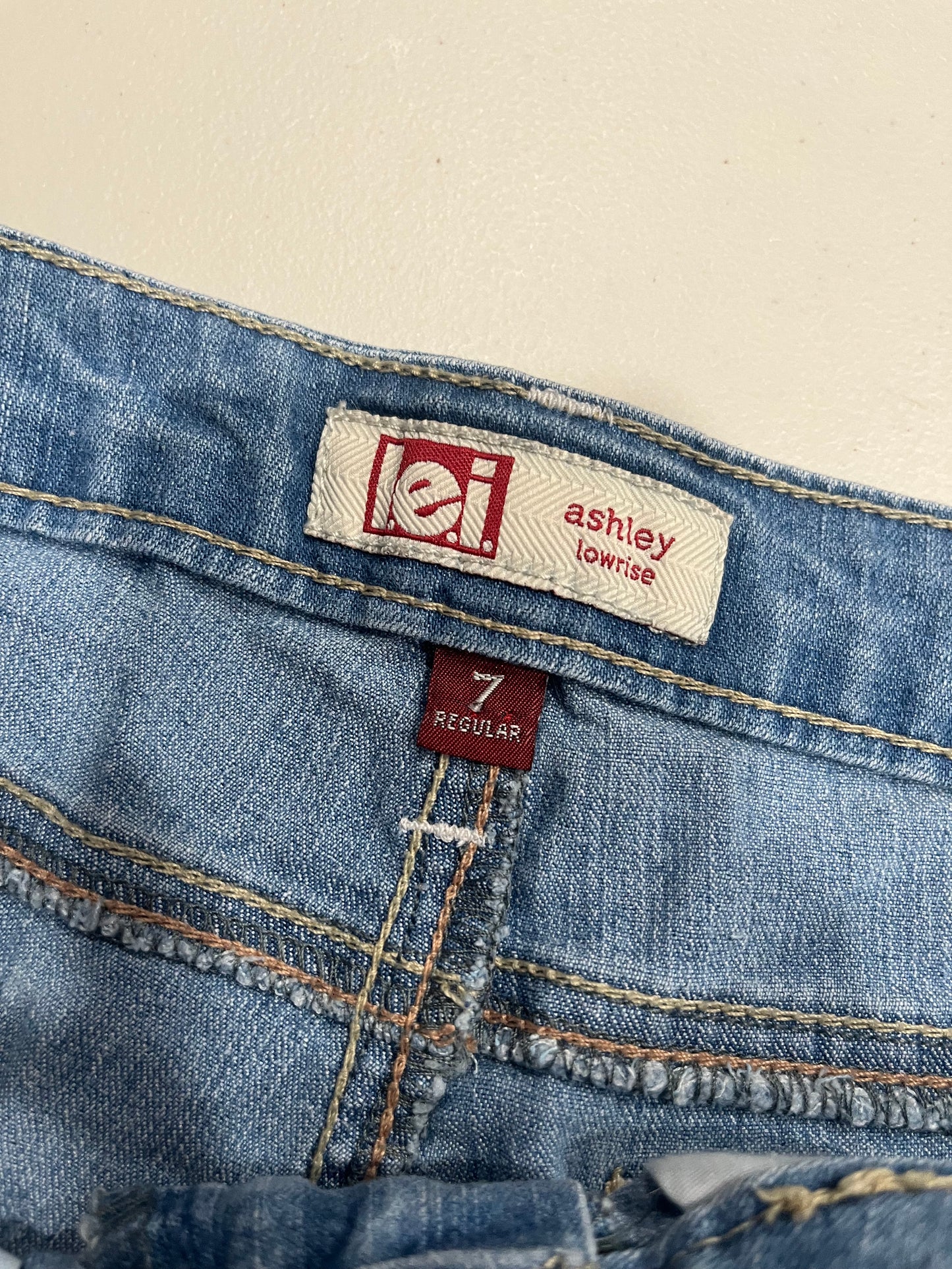 (30”) 2000s Lei Lace Trim Denim Shorts