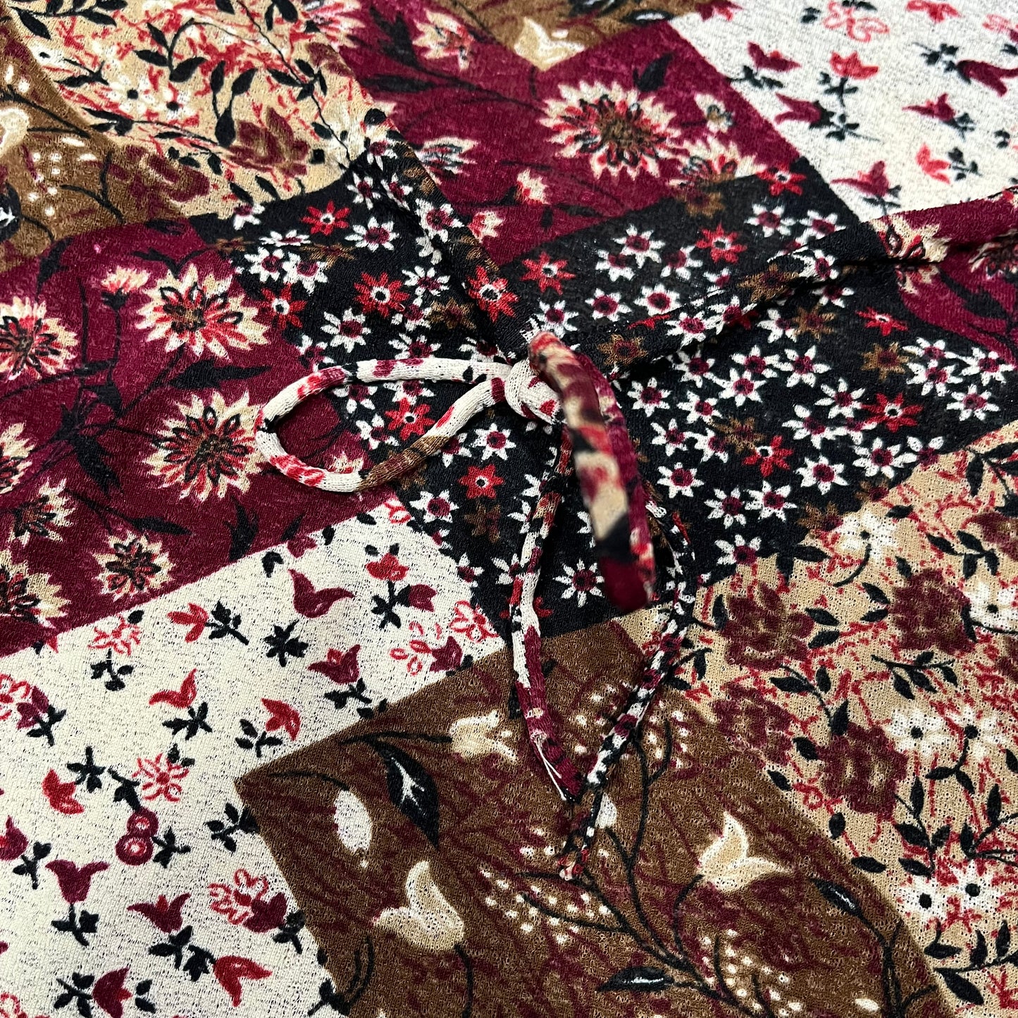 (M/L) VTG Floral Patchwork Bell Sleeve Lettuce Trim Top