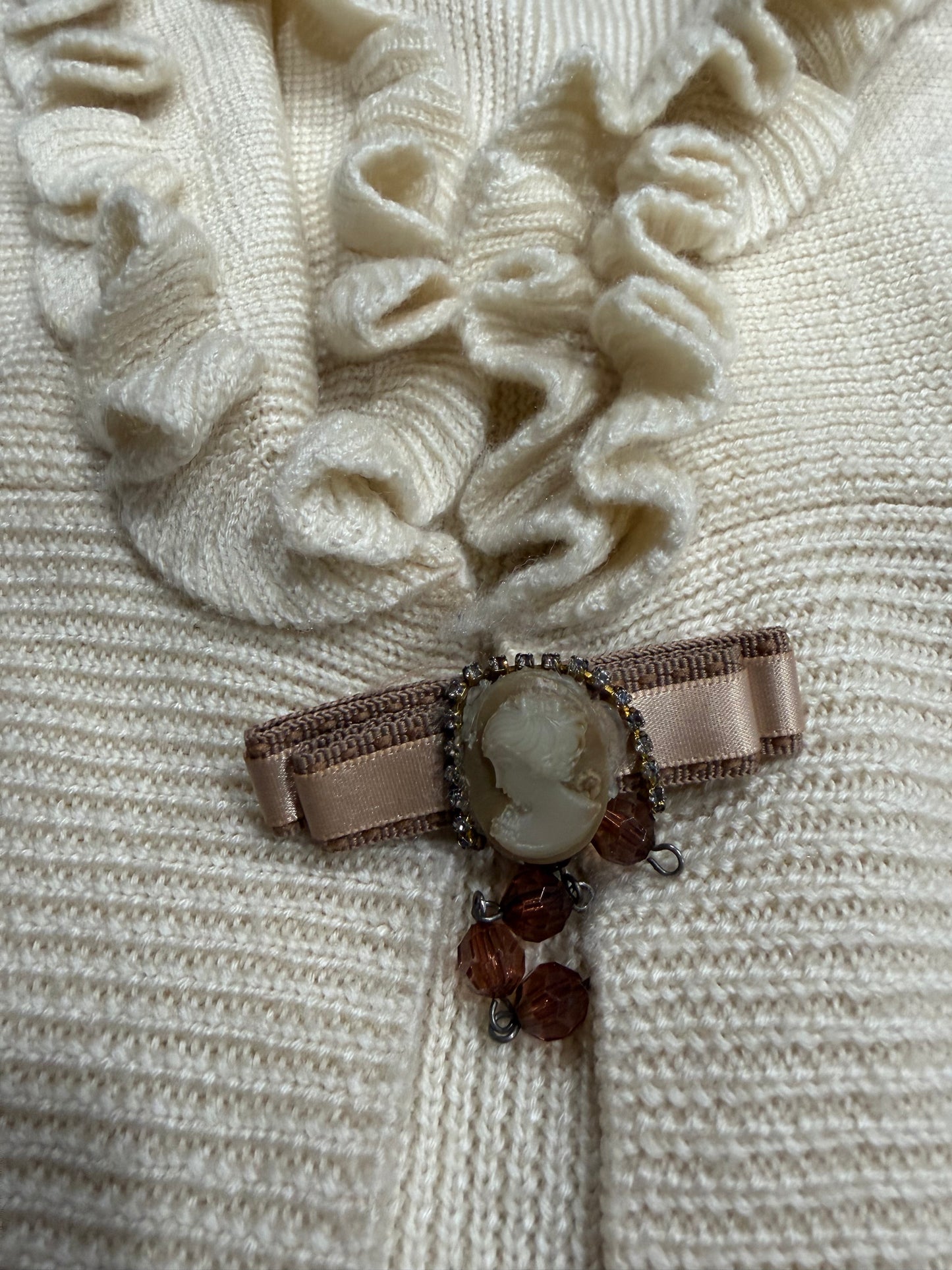 (L) vintage charm cream knit ruffled cardigan