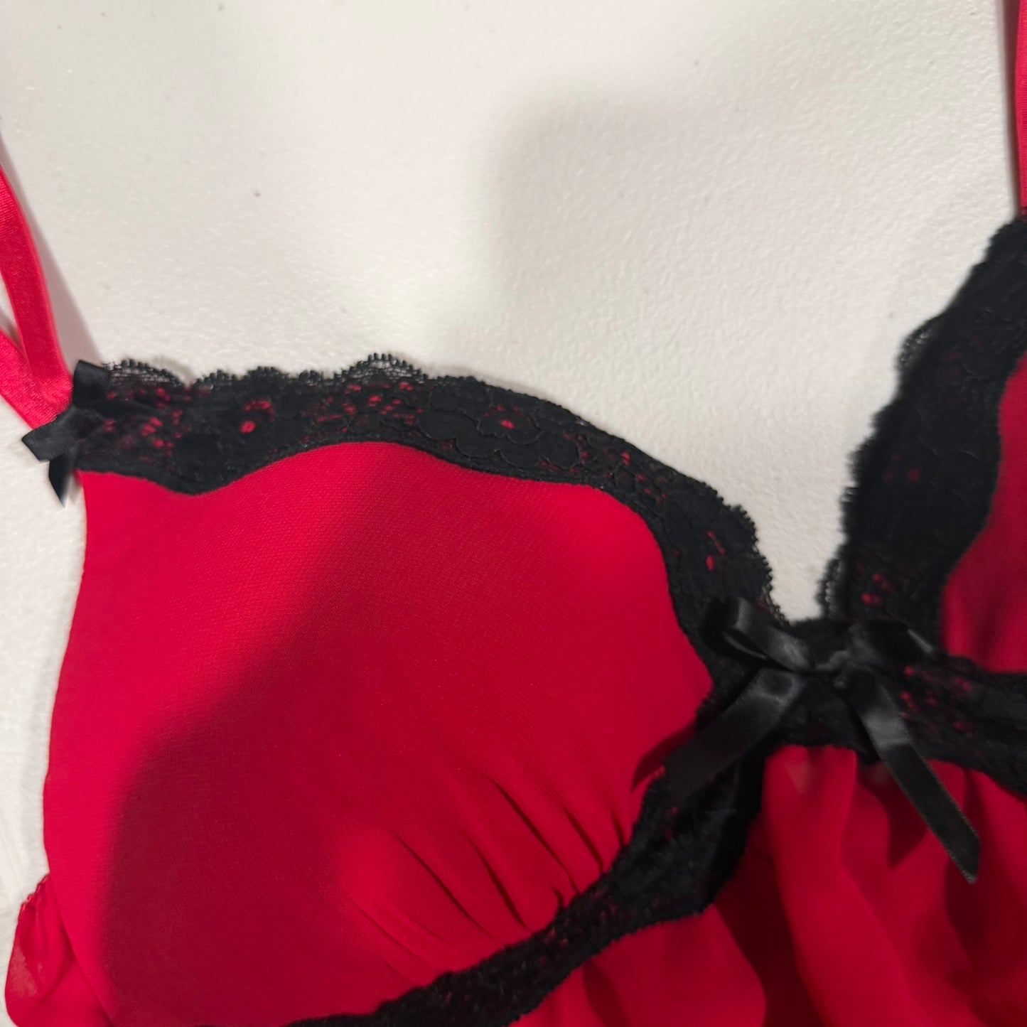 (L) vintage red & black lace trim lingerie top 
cutest bow details