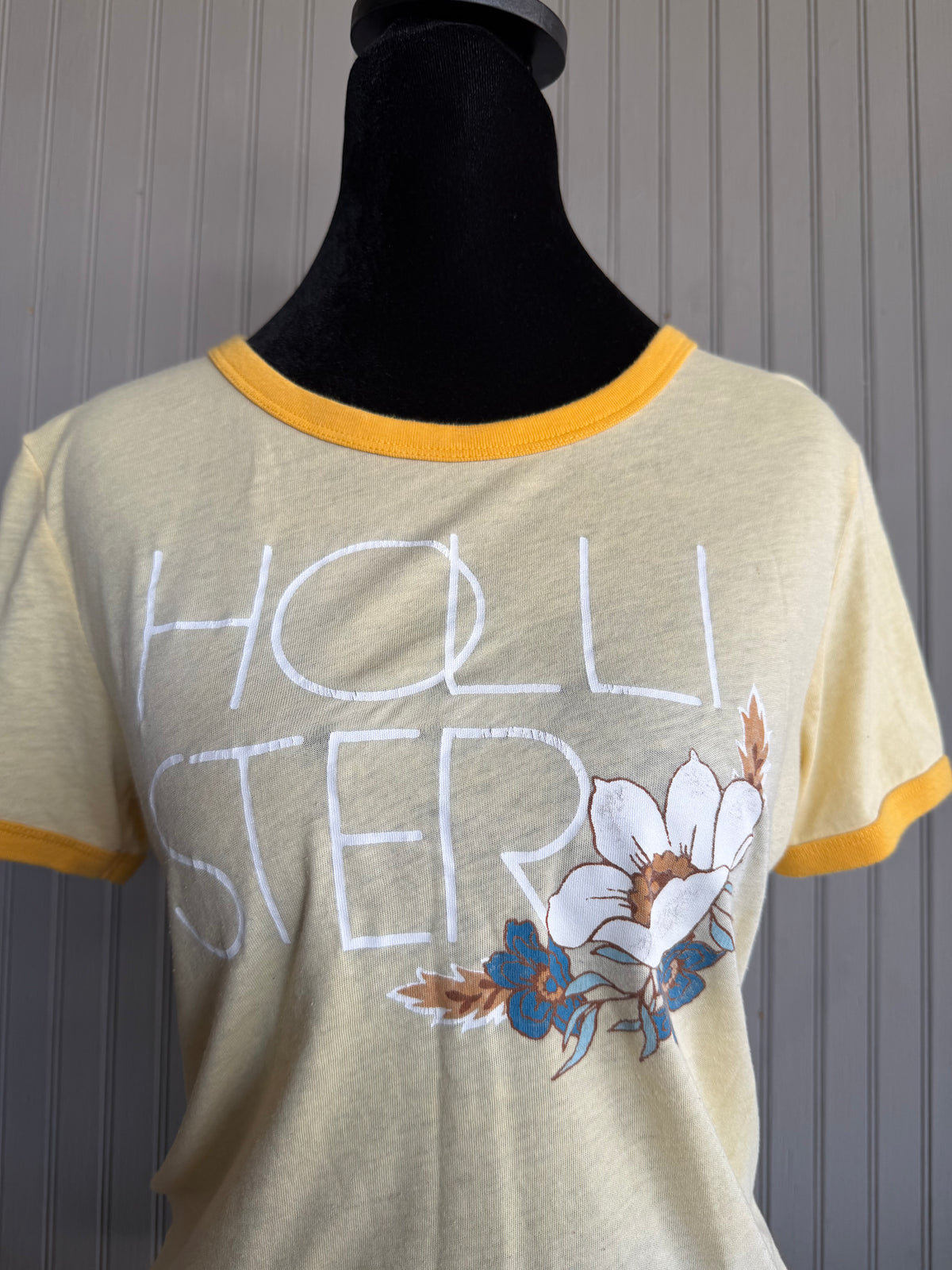 (M) 2000s Hollister yellow graphic top