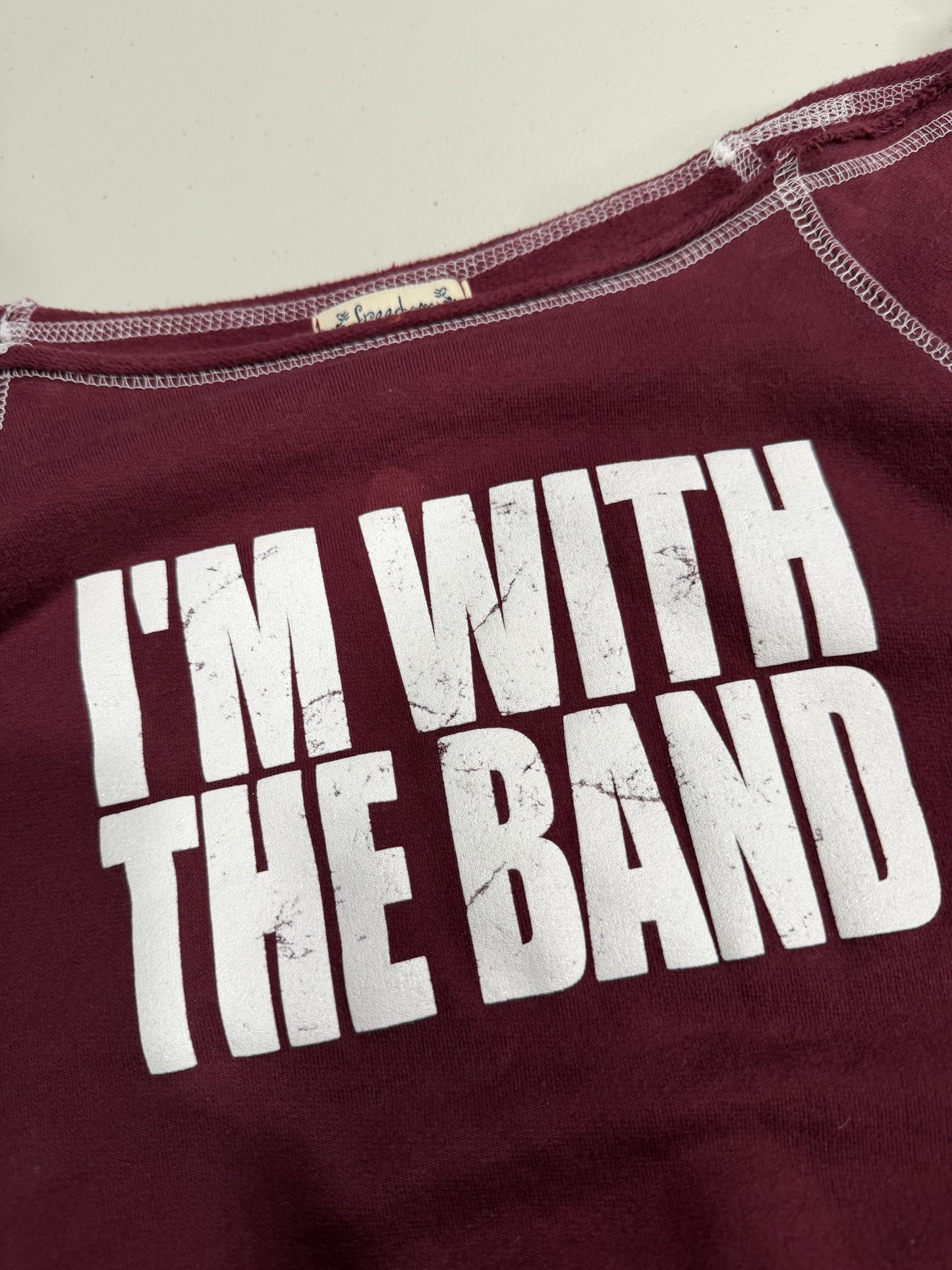 (S/M) vintage “I’M WITH THE BAND” off the shoulder double striped sleeve top