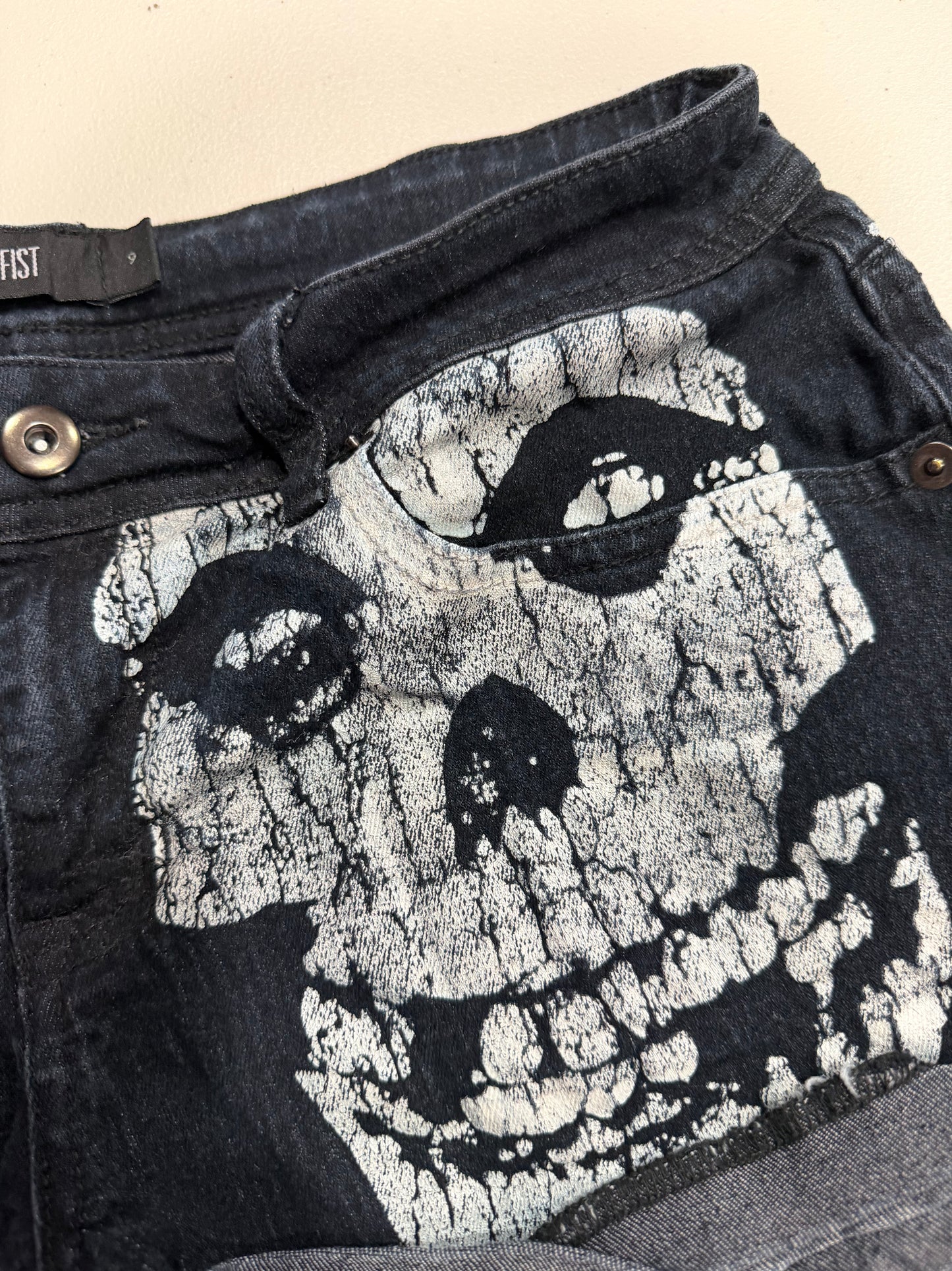 (30”) 2000s misfit rare skull denim mini shorts