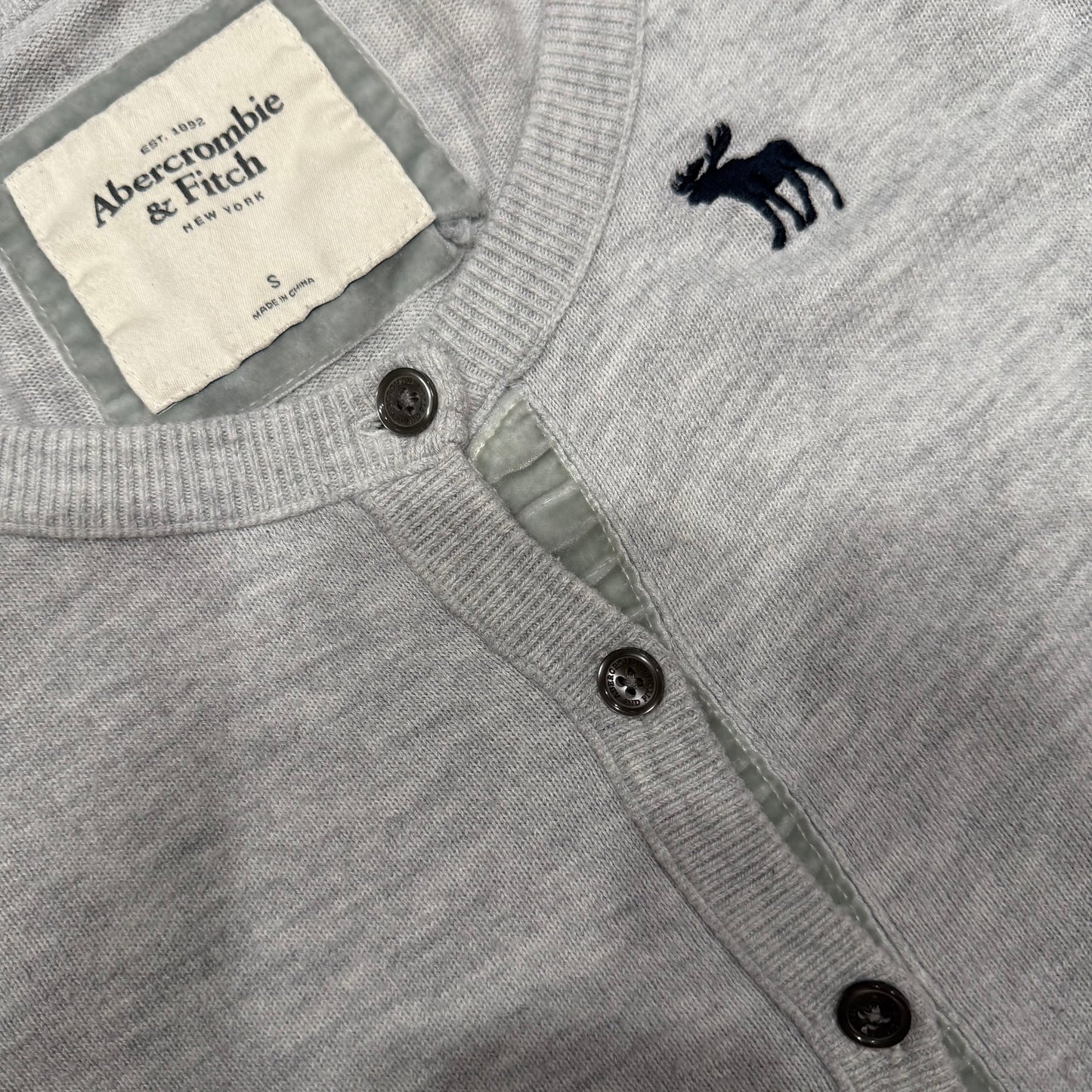 (S) 2000s abercrombie & fitch bow pocket gray button cardigan