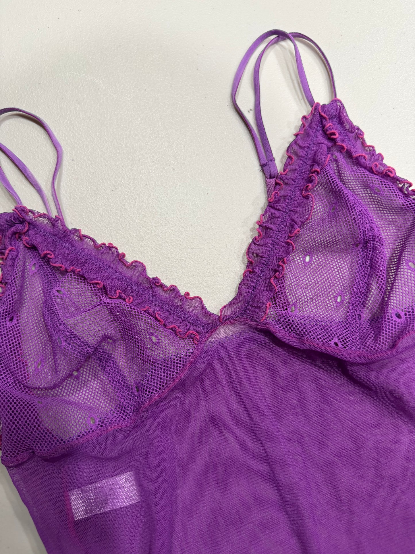 (S/M) 2000s purple fishnet lettuce trim top