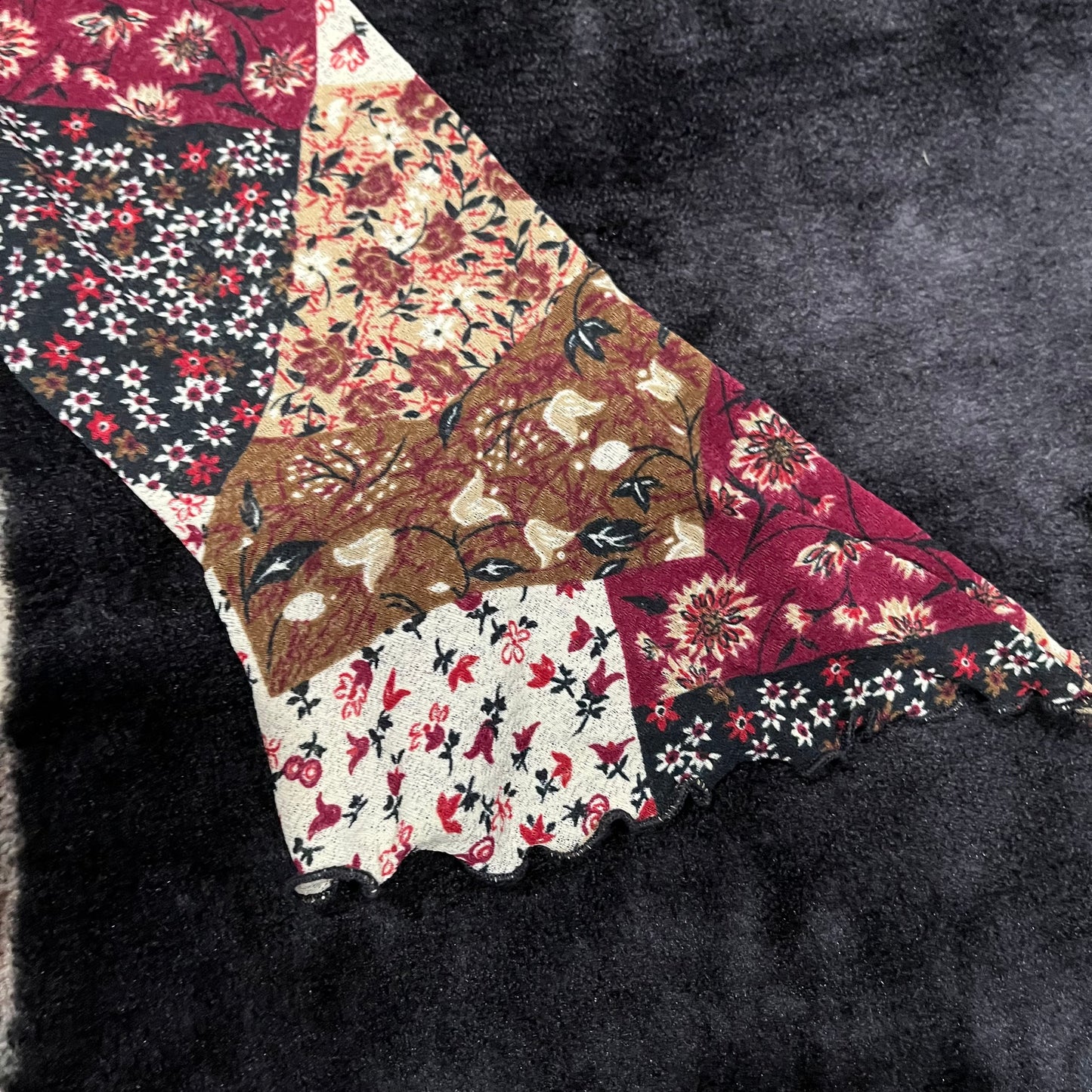 (M/L) VTG Floral Patchwork Bell Sleeve Lettuce Trim Top