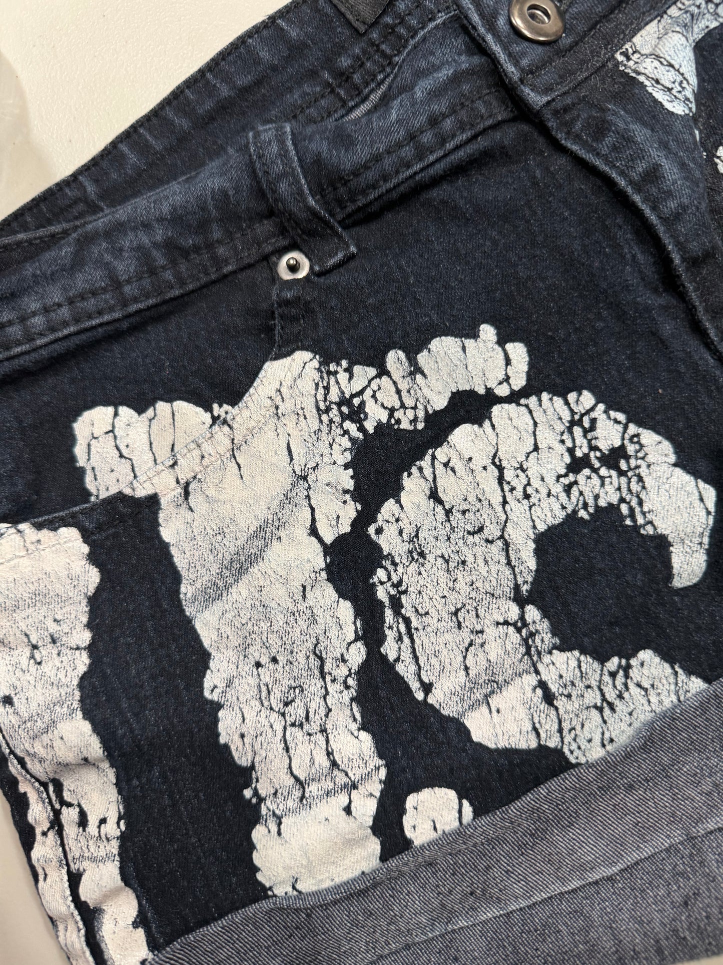 (30”) 2000s misfit rare skull denim mini shorts