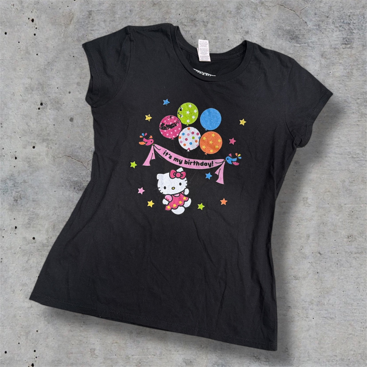 (M) 2000s hello kitty “it’s my birthday” baby tee