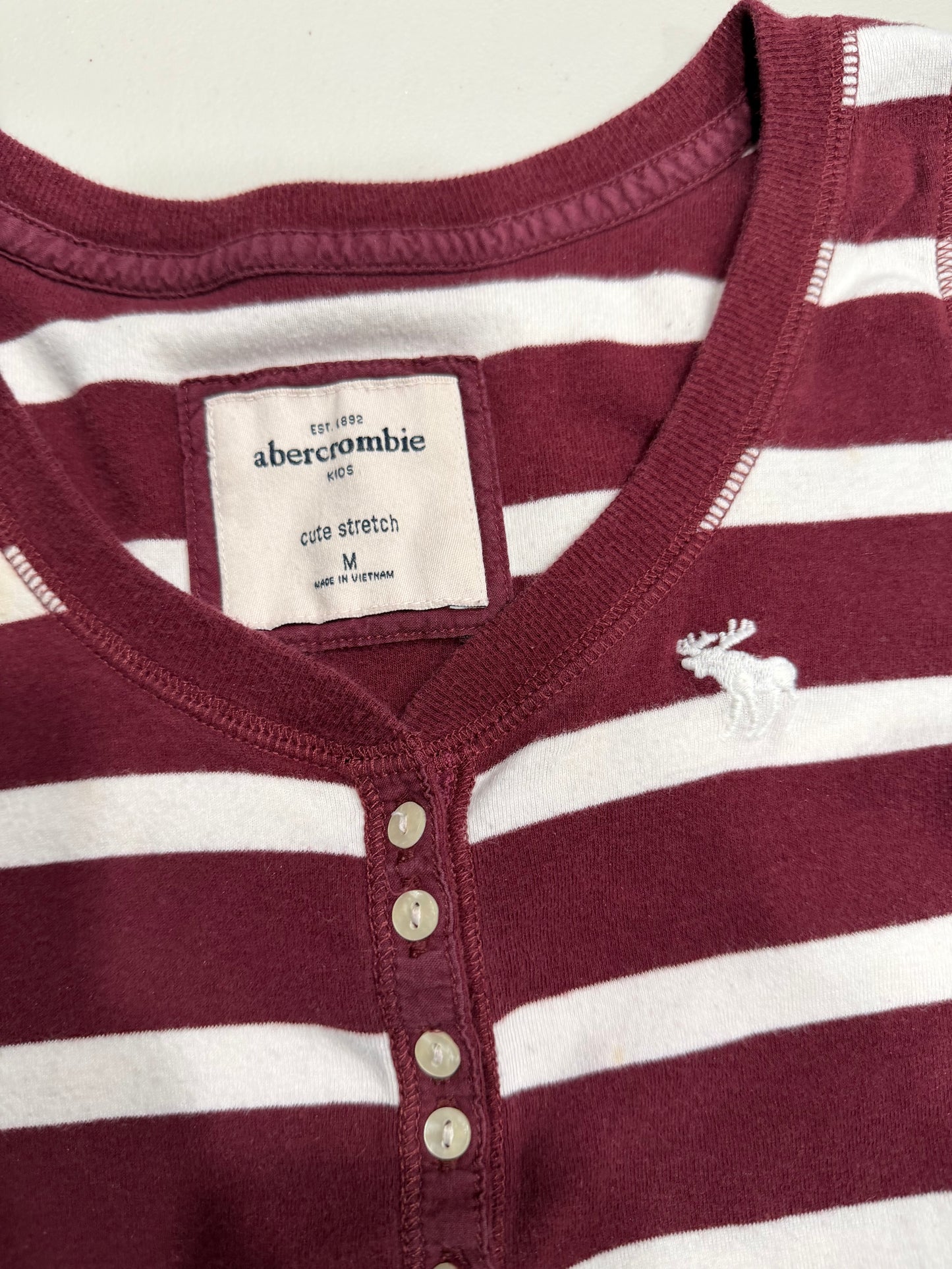 (XS) 2000s abercrombie & fitch henley style striped maroon top