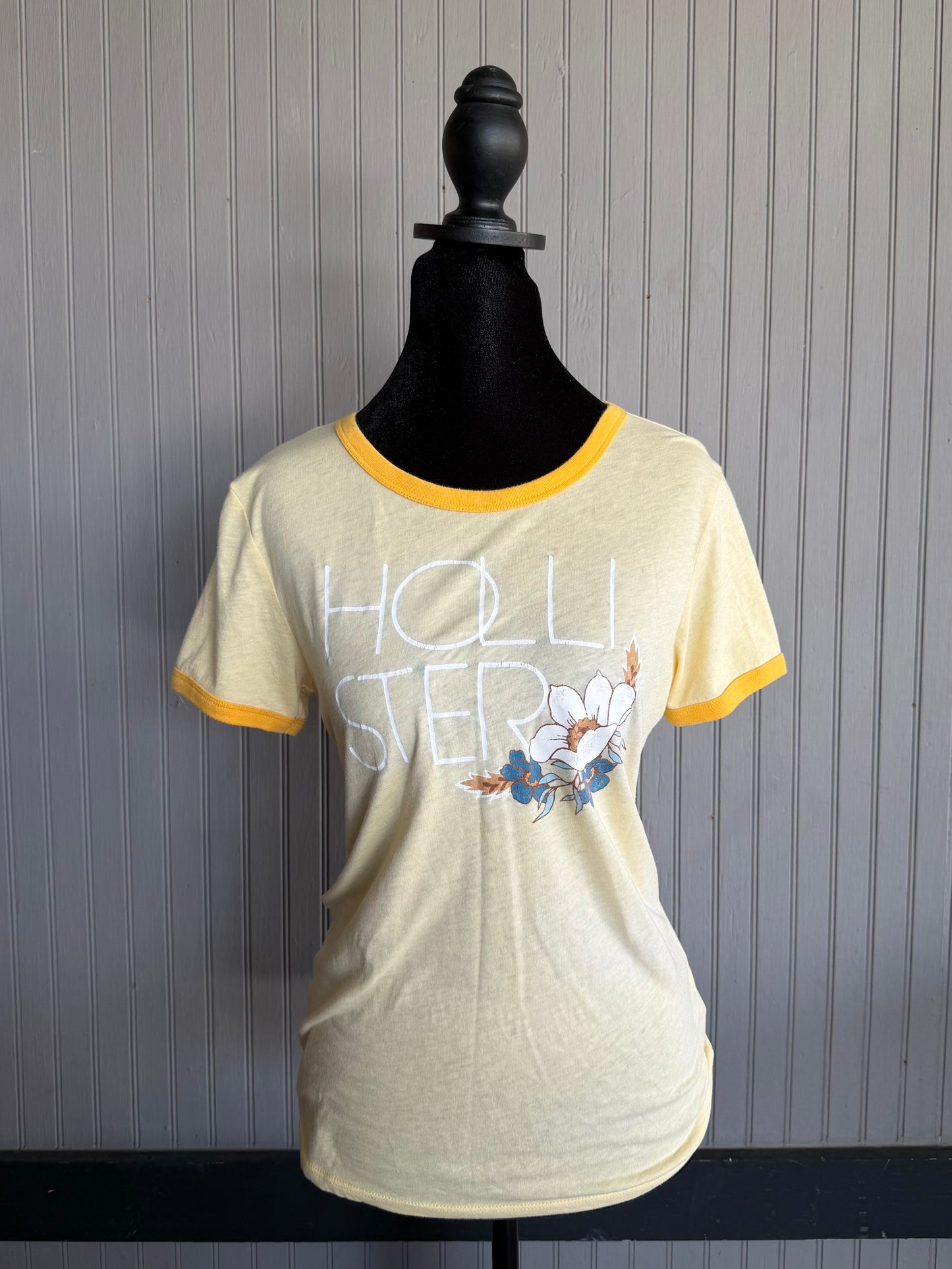 (M) 2000s Hollister yellow graphic top
