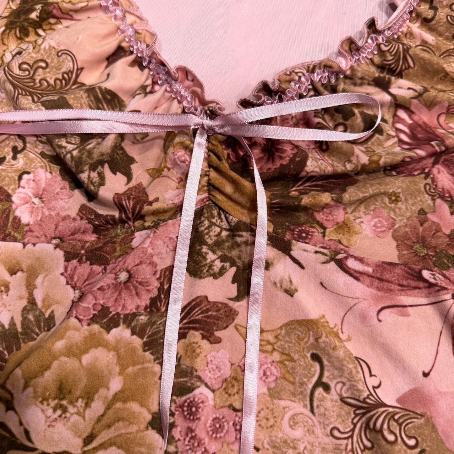 (M) vintage/y2k no boundaries lettuce trim floral bell sleeve top