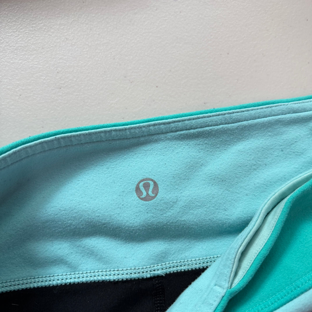 (6/8) 2000s lulu lemon teal capri leggings