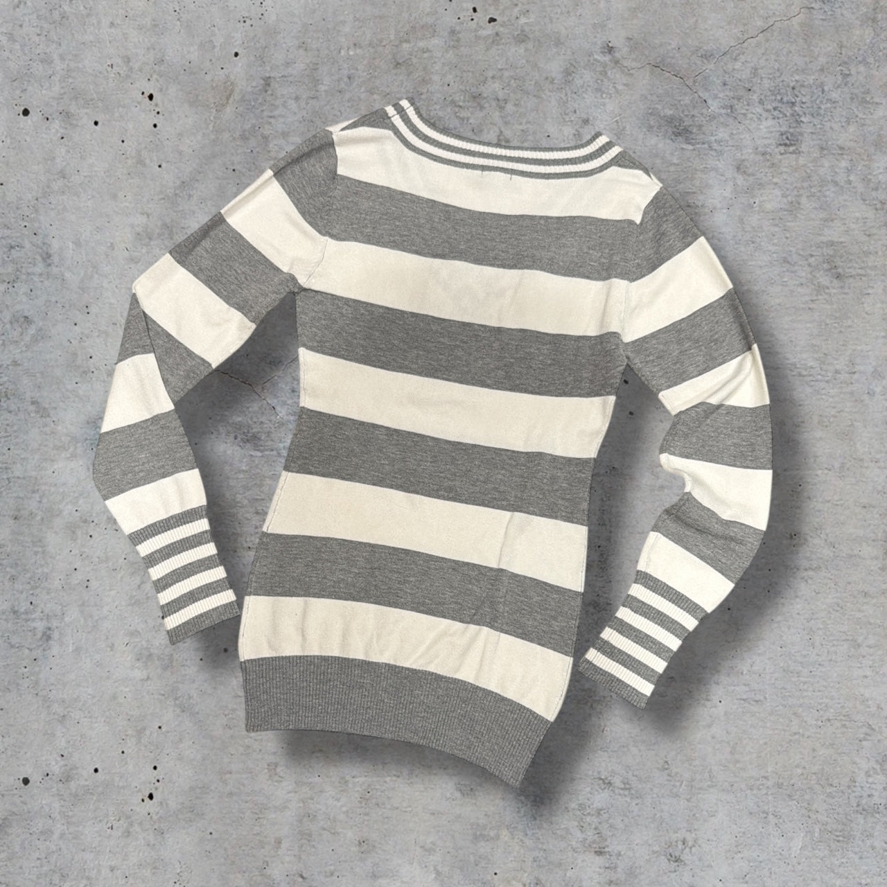 (L) 2000s rue21 grey & white striped fitted long sleeve top