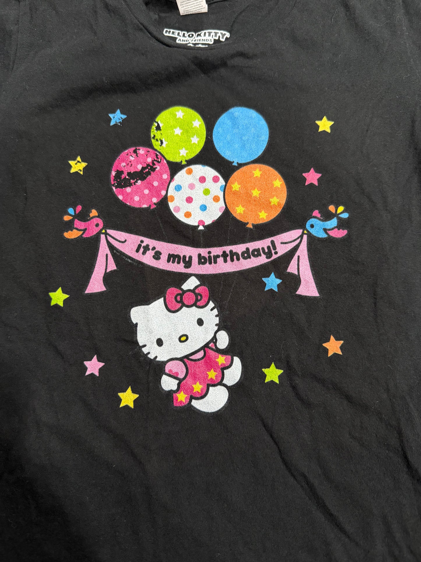 (M) 2000s hello kitty “it’s my birthday” baby tee