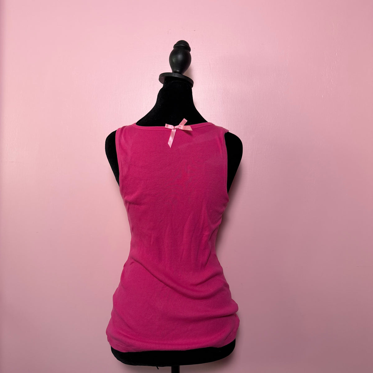 (M) 2000s “sexy little thing” embellished Pink by VS tank