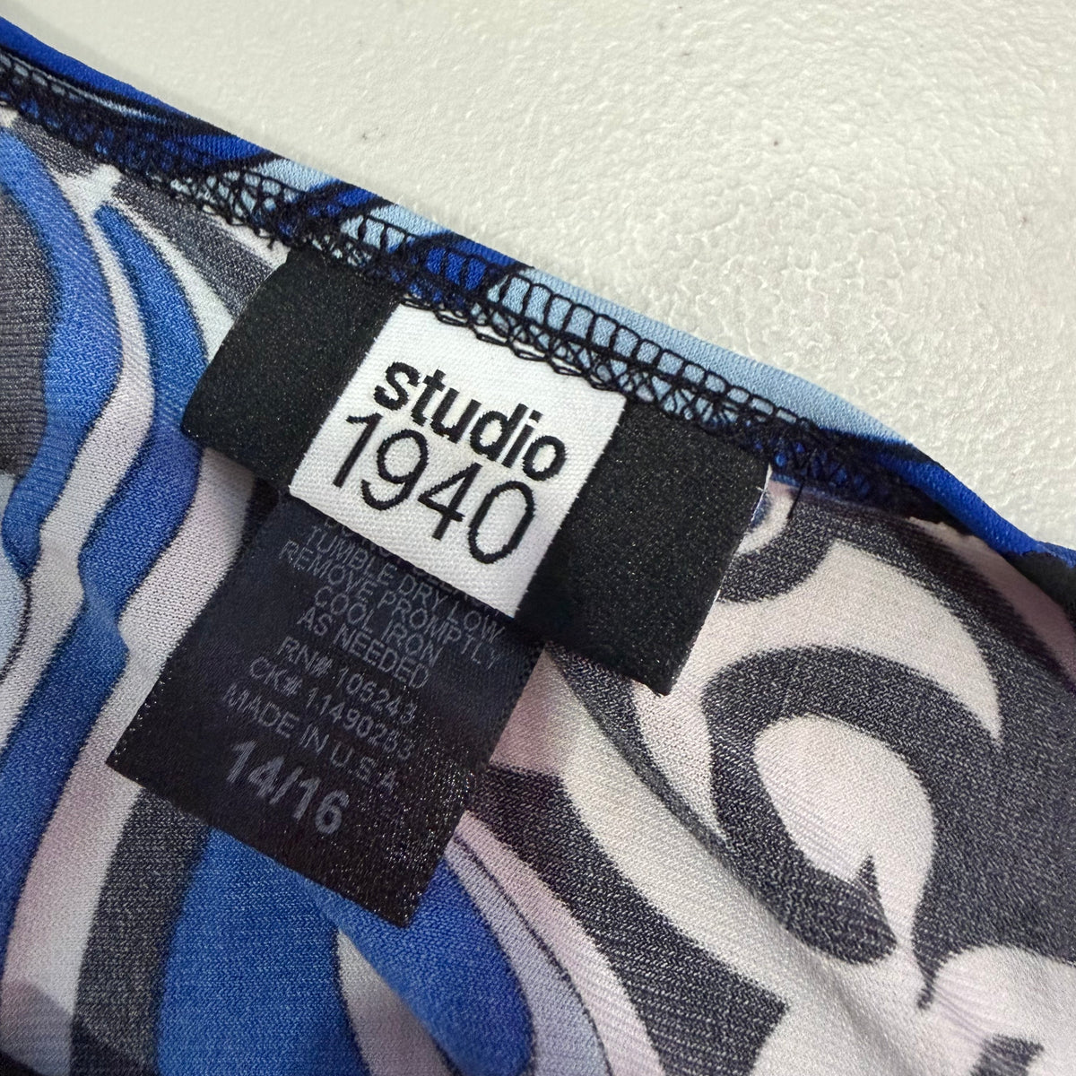 (XL) Y2K abstract print blue wrap top