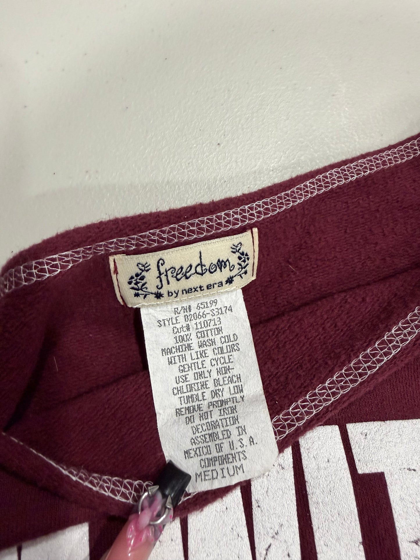 (S/M) vintage “I’M WITH THE BAND” off the shoulder double striped sleeve top