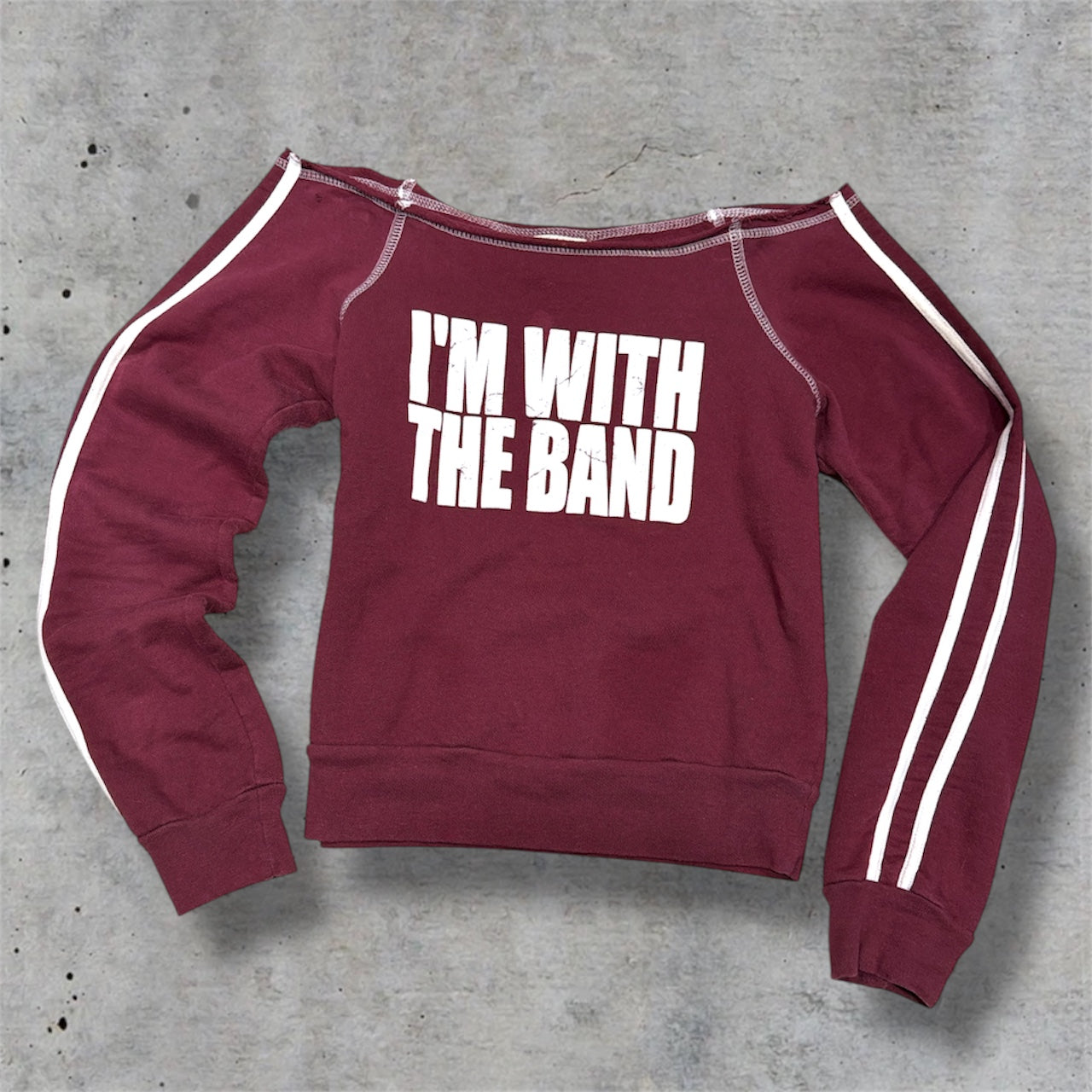 (S/M) vintage “I’M WITH THE BAND” off the shoulder double striped sleeve top