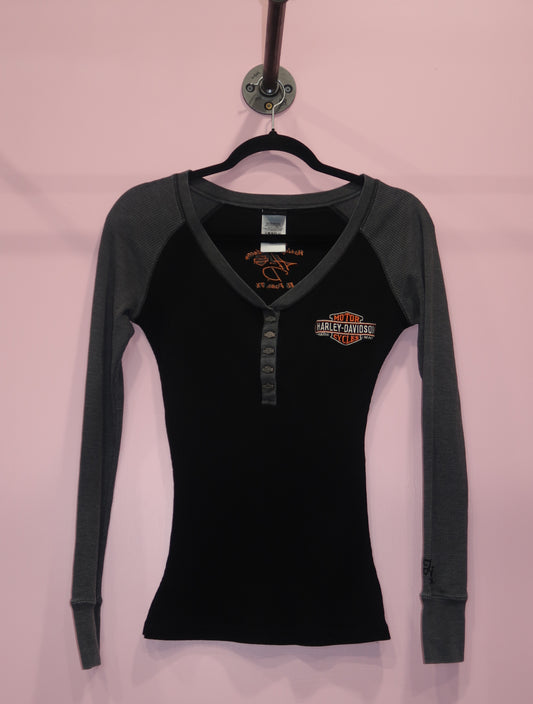 (XS/S) 2000s Harley Davidson henley studded long sleeve top