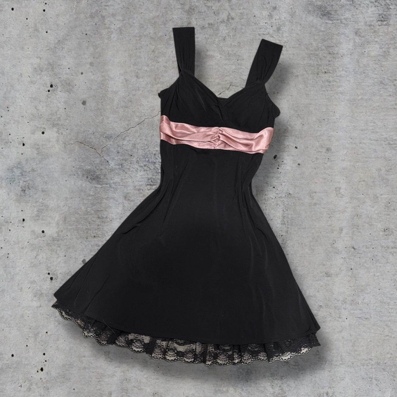 (M/L) early 2000s pink satin black lace trim dress