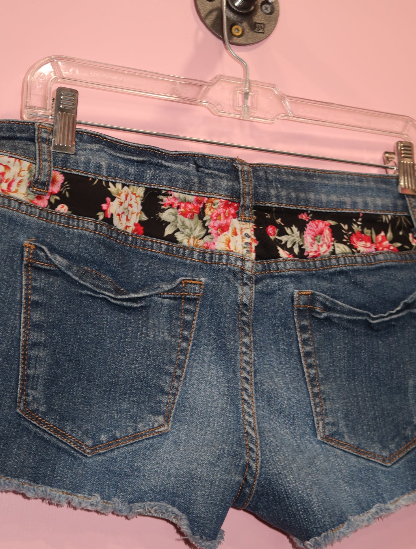 (30”) 2000s Forever 21 floral denim shorts