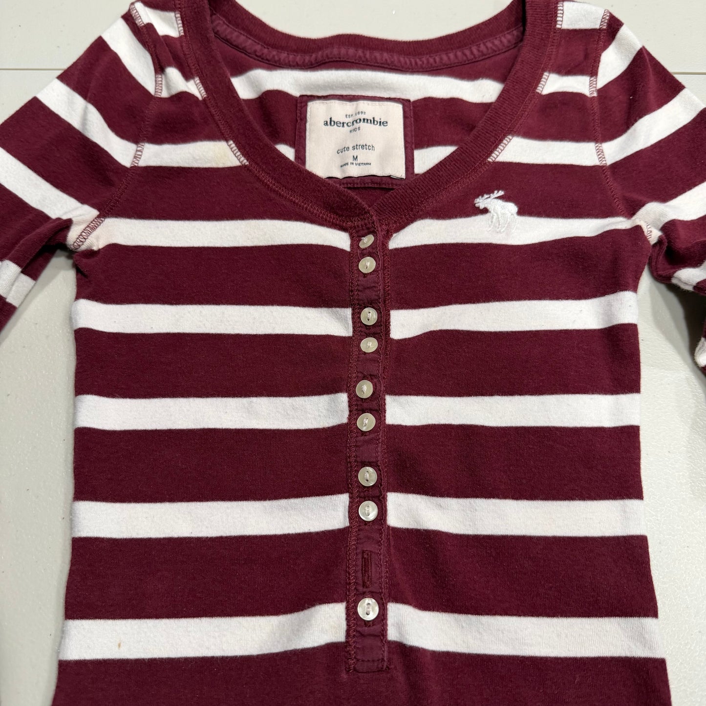 (XS) 2000s abercrombie & fitch henley style striped maroon top