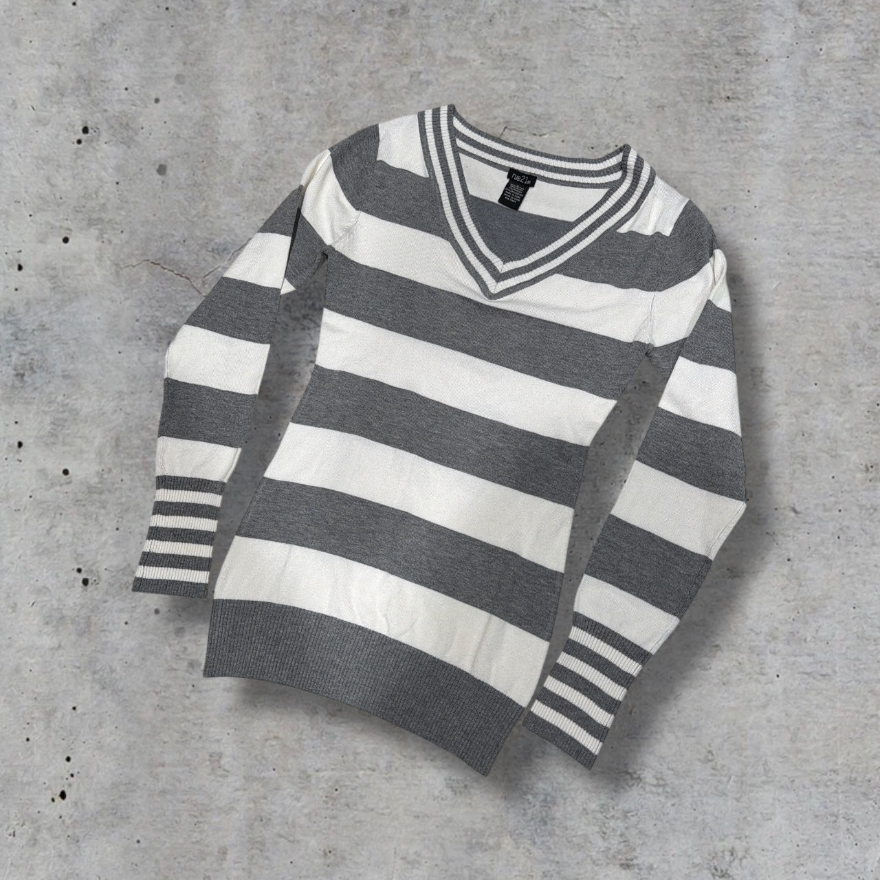 (L) 2000s rue21 grey & white striped fitted long sleeve top