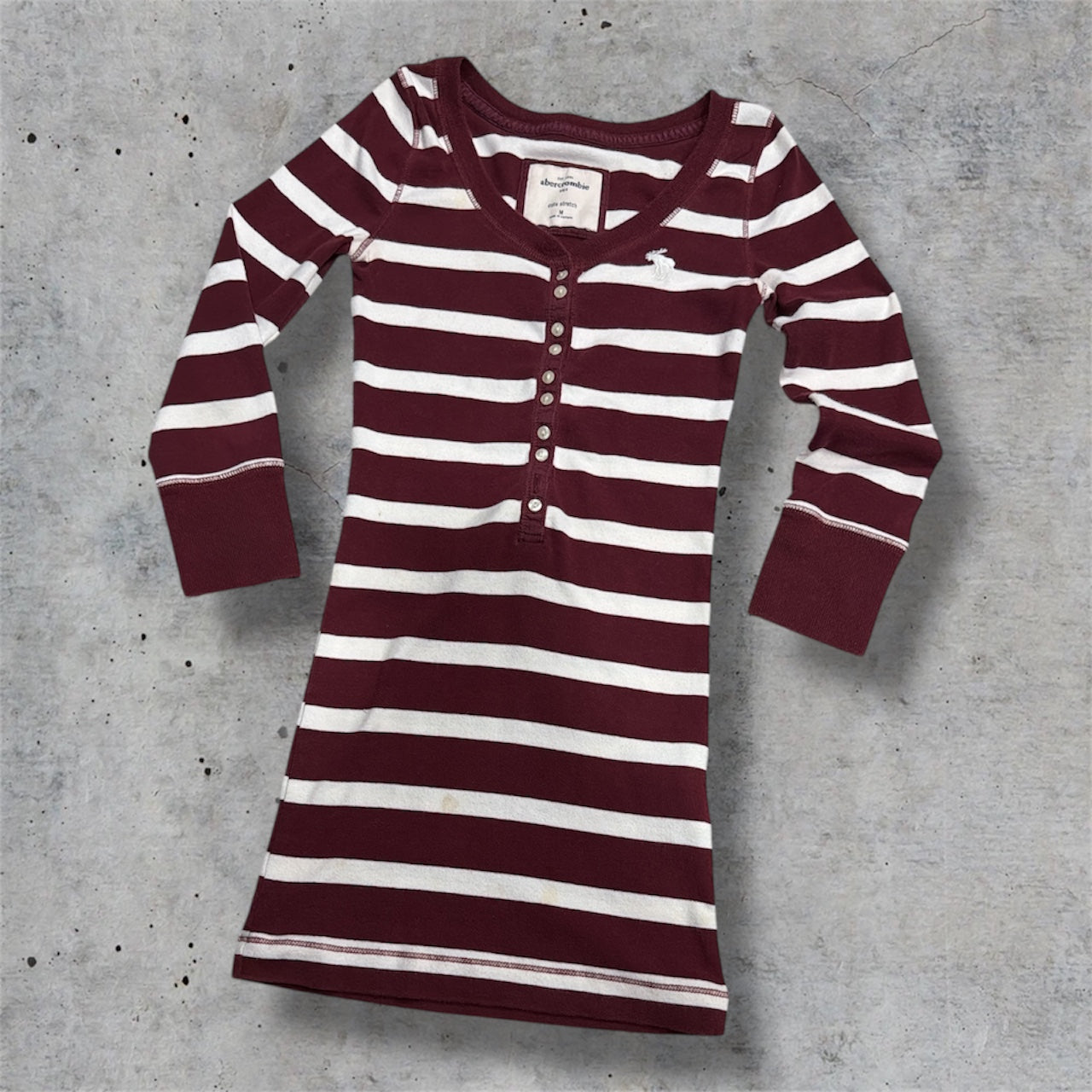 (XS) 2000s abercrombie & fitch henley style striped maroon top